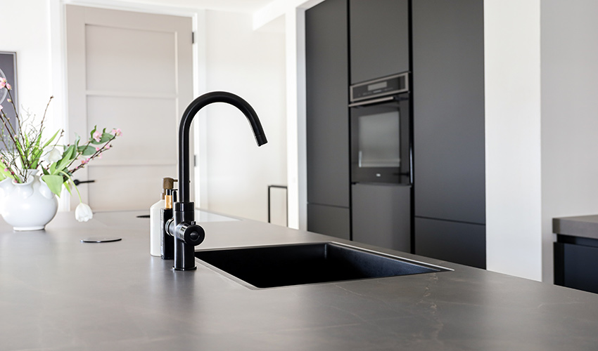 De keuken is voorzien van de nieuwste apparatuur zoals de Aquahot kokendwaterkraan, Bora kookplaat en ETNA oven.