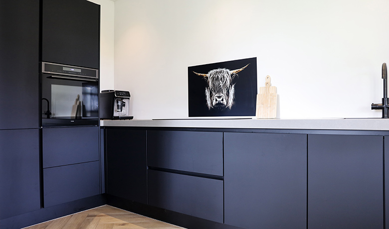 strakke zwarte keuken met composieten werkblad
